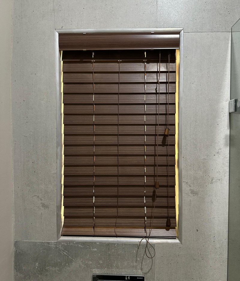 Wood venetian blinds installation